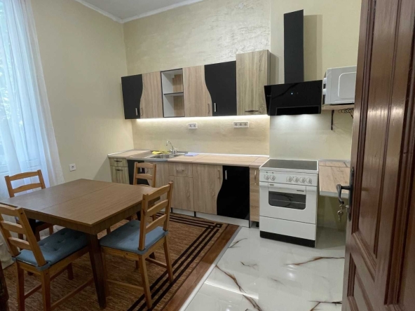 Дава се под наем Тристаен апартамент в София, Зона Б-18 - 90 кв.м за 700 € - Снимка #1