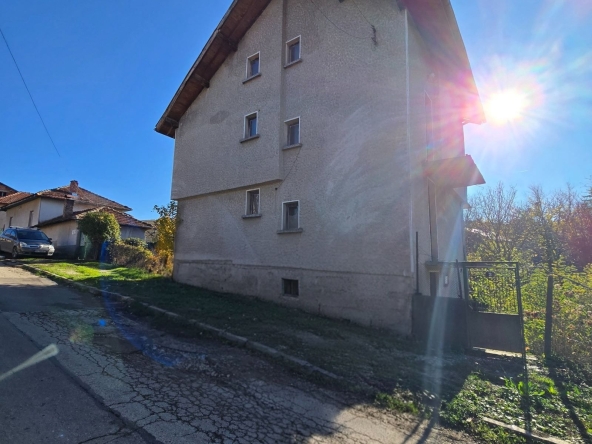 Къща в с. Радишево, Област Плевен - 210 кв.м за 394 €/кв.м - Снимка #1