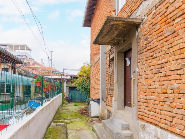 Етаж от къща в Плевен, 9-ти квартал - 97 кв.м за 1217 €/кв.м - Снимка #1