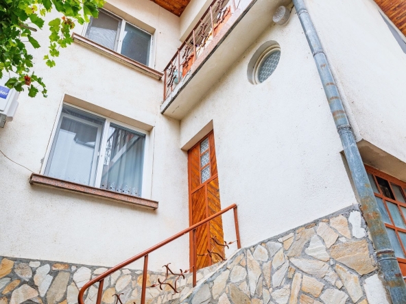 Къща в Плевен, 9-ти квартал - 194 кв.м за 407 €/кв.м - Снимка #1