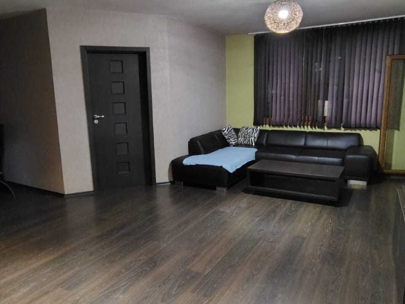 Дава се под наем Тристаен апартамент в Бургас, Изгрев - 95 кв.м за 612 € - Снимка #1