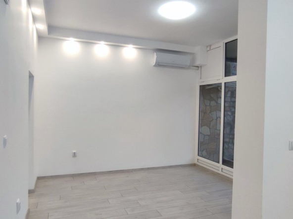 Дава се под наем Магазин в Пловдив, Тракия - 40 кв.м за 357 € - Снимка #1