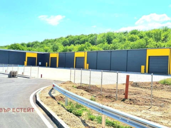 Дава се под наем Склад в Русе, Промишлена зона - Изток - 360 кв.м за 1550 € - Снимка #1