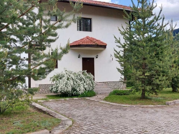 Дава се под наем Тристаен апартамент в Банско - 132 кв.м за 900 € - Снимка #1