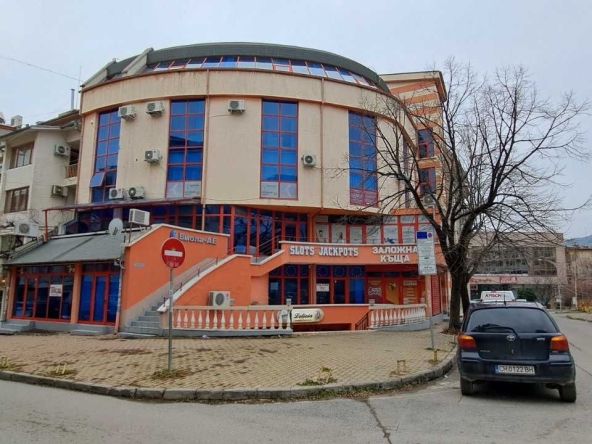 Дава се под наем Магазин в София, Гоце Делчев - 130 кв.м за 897.6 € - Снимка #1