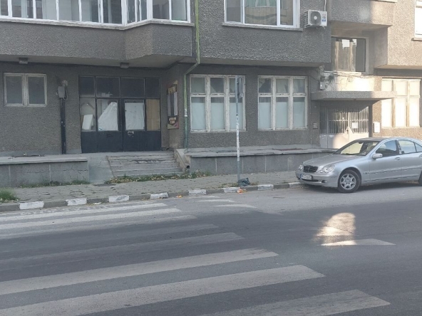 Магазин в Асеновград - 265 кв.м за 1114 €/кв.м - Снимка #1