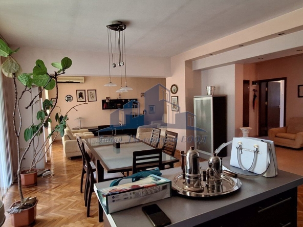 Тристаен апартамент в Шумен, Център - 134 кв.м за 1256 €/кв.м - Снимка #1