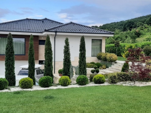 Къща в с. Марково, Област Пловдив - 300 кв.м за 2300 €/кв.м - Снимка #1