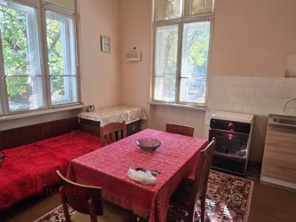 Тристаен апартамент в Плевен, Идеален център - 92 кв.м за 1740 €/кв.м - Снимка #1