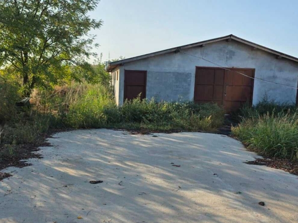 Промишлена сграда в с. Знаменосец, Област Стара Загора - 270 кв.м за 145 €/кв.м - Снимка #1