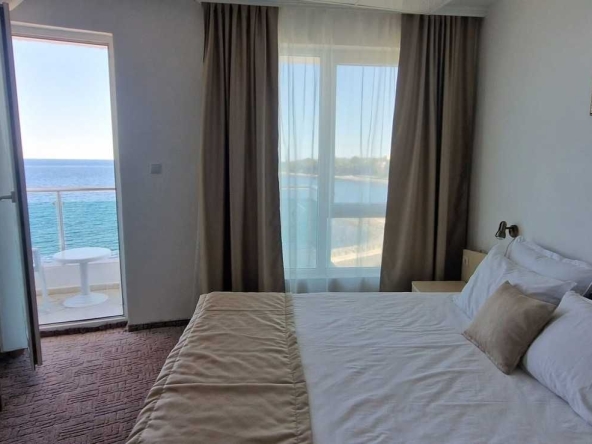 Дава се под наем Хотел в Китен - 1100 кв.м за 26000 € - Снимка #1