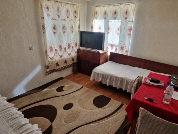 Дава се под наем Етаж от къща в Хасково, Червена стена - 45 кв.м за 153 € - Снимка #1