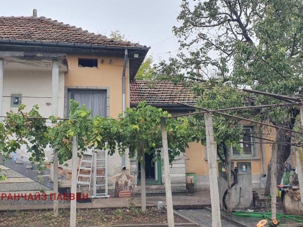 Къща в с. Бръшляница, Област Плевен - 110 кв.м за 83 €/кв.м - Снимка #1
