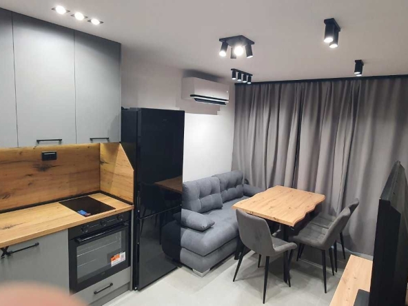 Дава се под наем Тристаен апартамент в Варна, Център - 56 кв.м за 747.66 € - Снимка #1