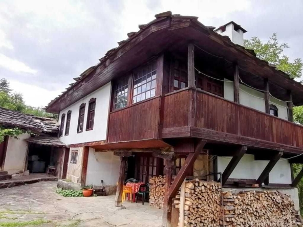 Къща в с. Кметовци, Област Габрово - 192 кв.м за 485 €/кв.м - Снимка #1