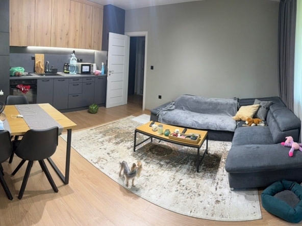 Дава се под наем Тристаен апартамент в Варна, Базар Левски - 100 кв.м за 867 € - Снимка #1