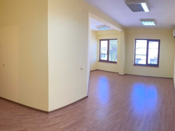 Дава се под наем Офис в Русе, Център - 40 кв.м за 188.7 € - Снимка #1
