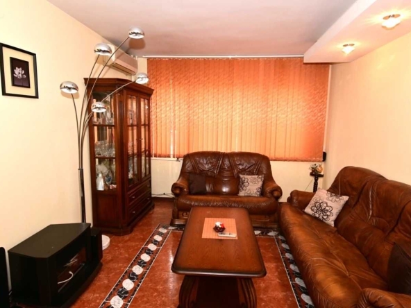 Дава се под наем Двустаен апартамент в Перник, Център - 68 кв.м за 433.5 € - Снимка #1