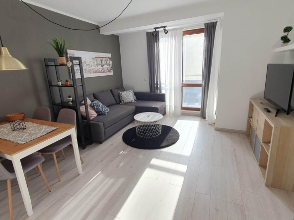 Дава се под наем Тристаен апартамент в Варна, Център - 90 кв.м за 716 € - Снимка #1