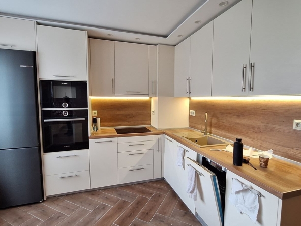 Тристаен апартамент в София, Люлин 8 - 92 кв.м за 2011 €/кв.м - Снимка #1