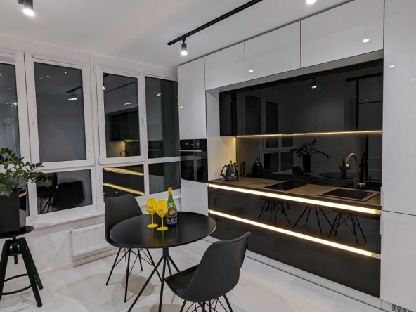 Дава се под наем Двустаен апартамент в София, Център - 56 кв.м за 408 € - Снимка #1