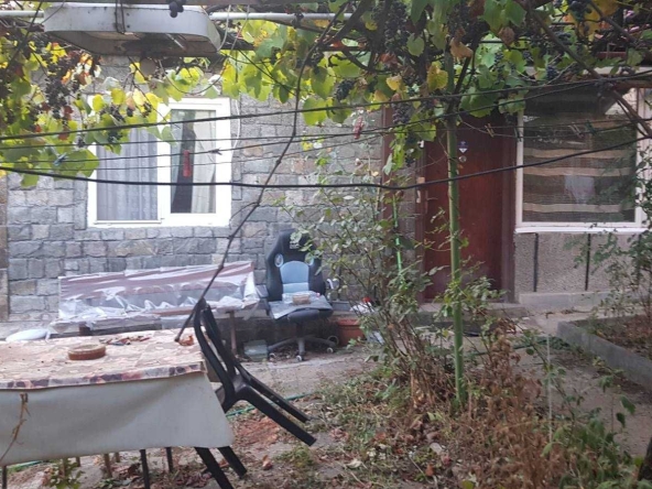 Дава се под наем Етаж от къща в София, 7-ми 11-ти километър - 15 кв.м за 178.5 € - Снимка #1