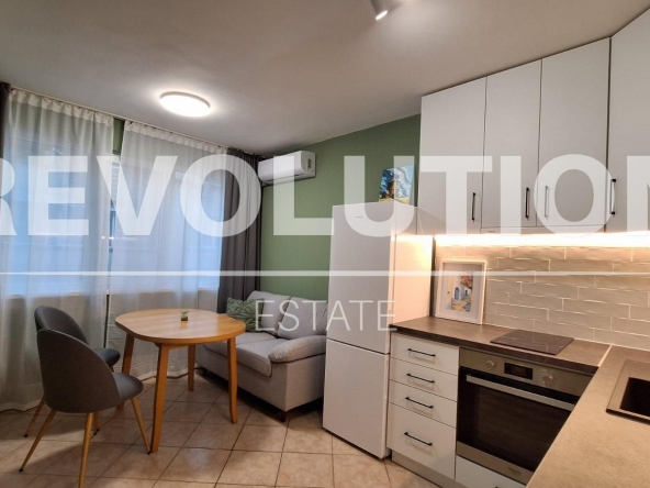 Дава се под наем Тристаен апартамент в Варна, Лятно кино Тракия - 75 кв.м за 700 € - Снимка #1