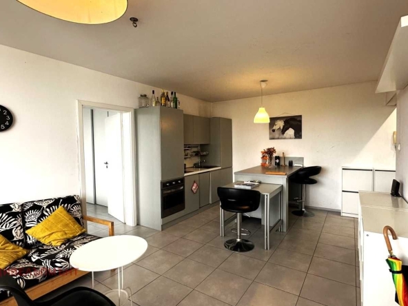 Дава се под наем Тристаен апартамент в София, Иван Вазов - 98 кв.м за 780 € - Снимка #1