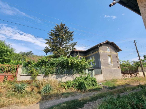 Къща в с. Комарево, Област Плевен - 70 кв.м за 102 €/кв.м - Снимка #1