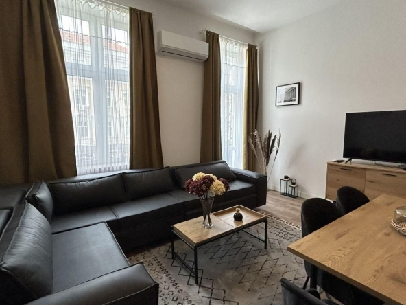 Дава се под наем Двустаен апартамент в София, Център - 67 кв.м за 799 € - Снимка #1