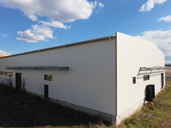 Промишлена сграда в с. Козаревец, Област Велико Търново - 6861 кв.м за 100 €/кв.м - Снимка #1