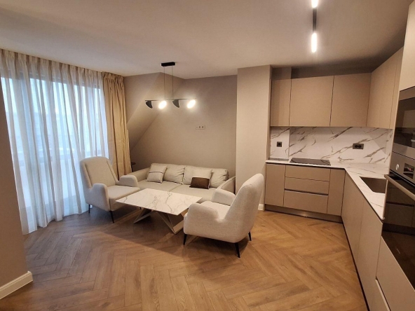 Дава се под наем Тристаен апартамент в Пловдив, Кючук Париж - 93 кв.м за 766 € - Снимка #1