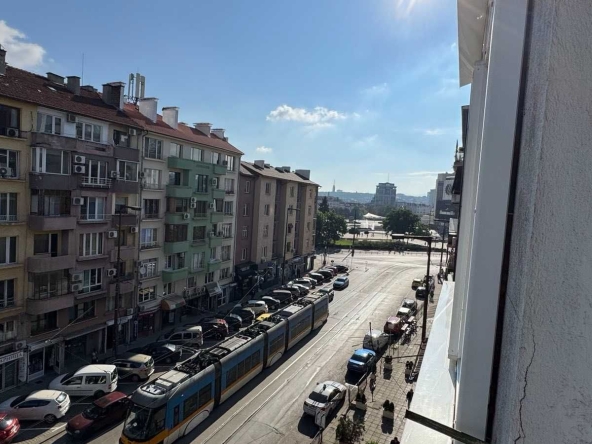 Дава се под наем Тристаен апартамент в София, Център - 110 кв.м за 700 € - Снимка #1