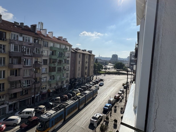 Дава се под наем Тристаен апартамент в София, Център - 110 кв.м за 612 € - Снимка #1