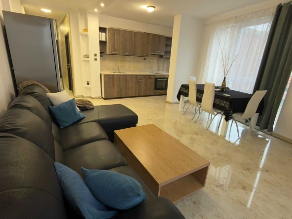 Дава се под наем Тристаен апартамент в Пазарджик, Център - 100 кв.м за 368.73 € - Снимка #1