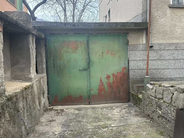 Дава се под наем Гараж / Паркомясто в Карлово - 20 кв.м за 79.56 € - Снимка #1