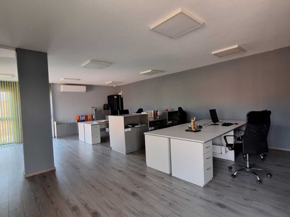 Дава се под наем Офис в Елин Пелин - 90 кв.м за 897.6 € - Снимка #1