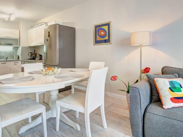 Дава се под наем Двустаен апартамент в София, Център - 82 кв.м за 877.71 € - Снимка #1