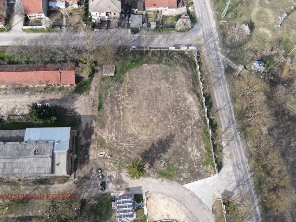 Дава се под наем Парцел в Русе, Средна кула - 2000 кв.м за 870 € - Снимка #1