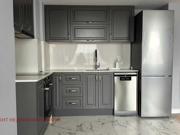 Дава се под наем Тристаен апартамент в Габрово, Център - 101 кв.м за 112200 € - Снимка #1