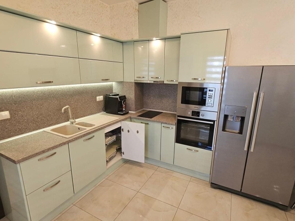 Дава се под наем Двустаен апартамент в Бургас, Лазур - 85 кв.м за 765 € - Снимка #1