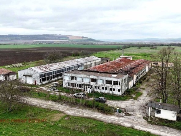 Дава се под наем Склад в с. Новград, Област Русе - 600 кв.м за 612 € - Снимка #1