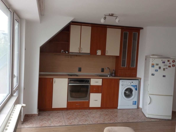 Дава се под наем Тристаен апартамент в Варна, Цветен квартал - 83 кв.м за 561 € - Снимка #1