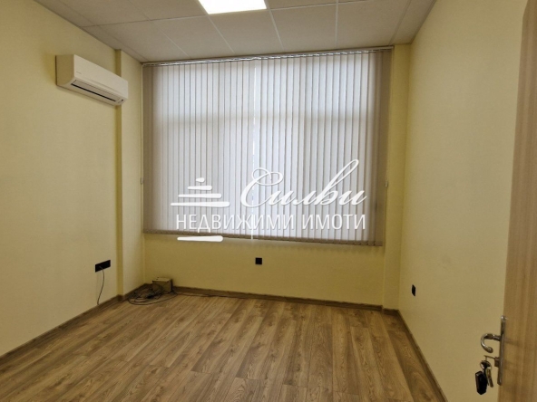 Дава се под наем Офис в Шумен, Център - 18 кв.м за 178.5 € - Снимка #1