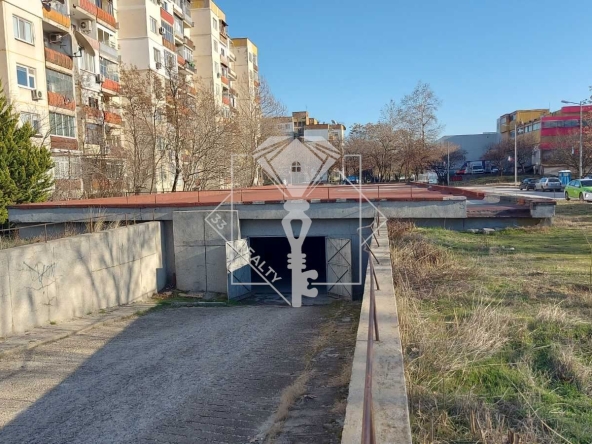 Гараж / Паркомясто в Пловдив, Тракия - 17 кв.м за 1455 €/кв.м - Снимка #1