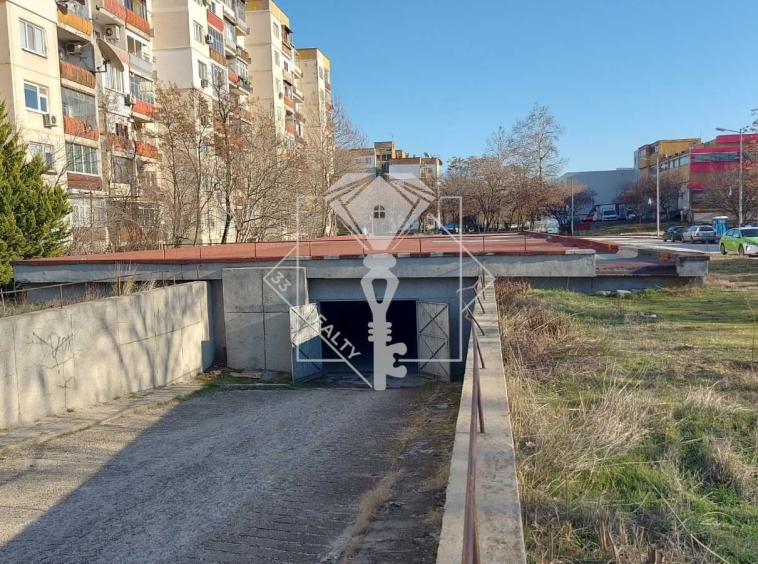 Гараж / Паркомясто в Пловдив, Тракия - 17 кв.м за 1455 €/кв.м - Снимка #1