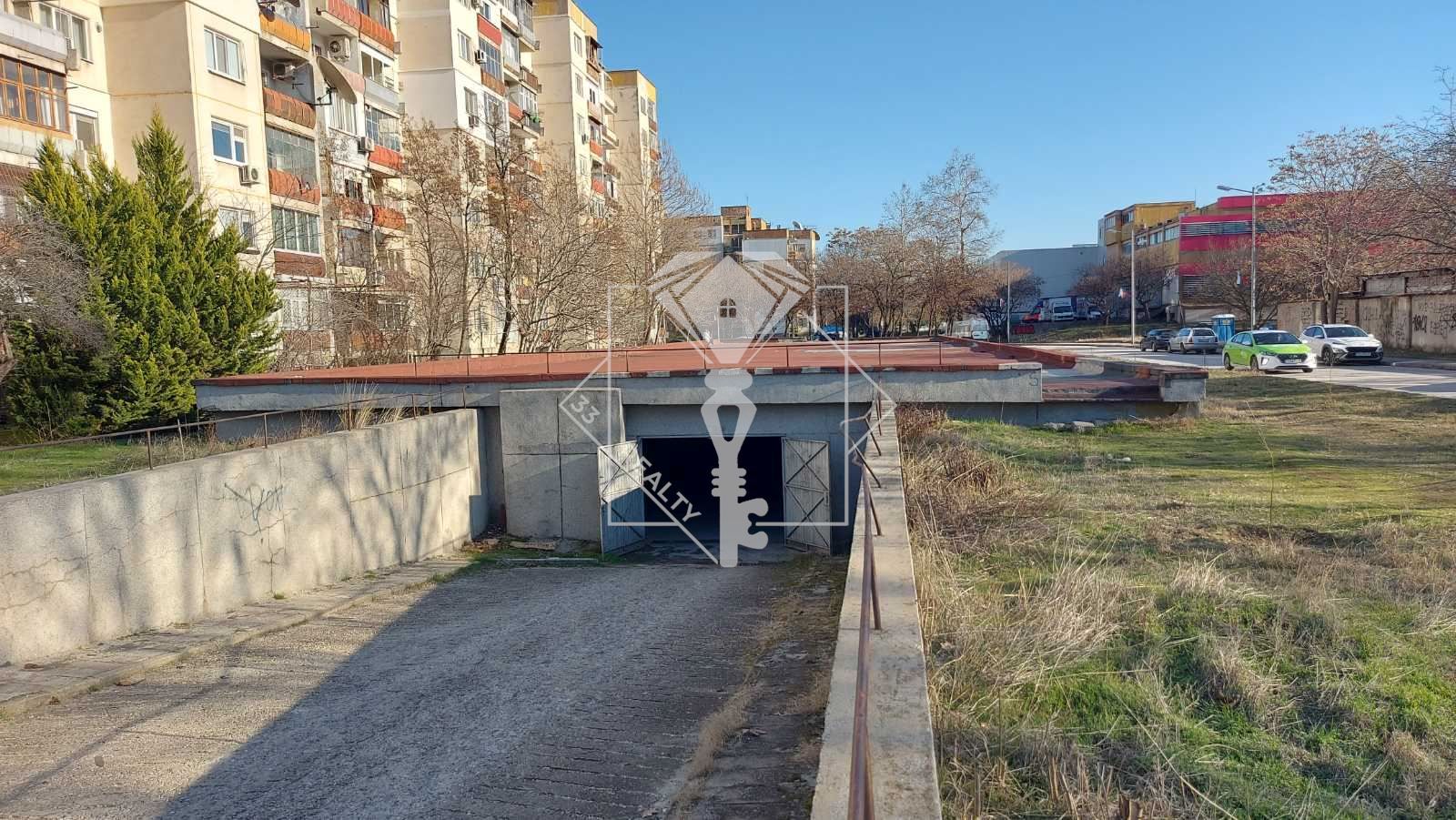 Гараж / Паркомясто в Пловдив, Тракия - 17 кв.м за 1455 €/кв.м - Снимка #1