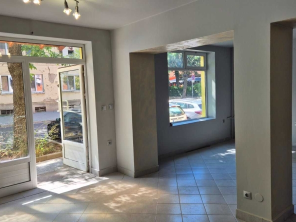 Дава се под наем Магазин в Перник, Център - 38 кв.м за 382.5 € - Снимка #1