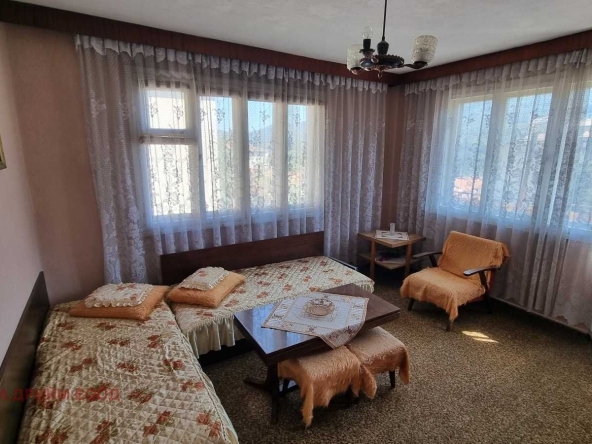 Дава се под наем Четиристаен апартамент в Смолян, Стар център - 120 кв.м за 220 € - Снимка #1