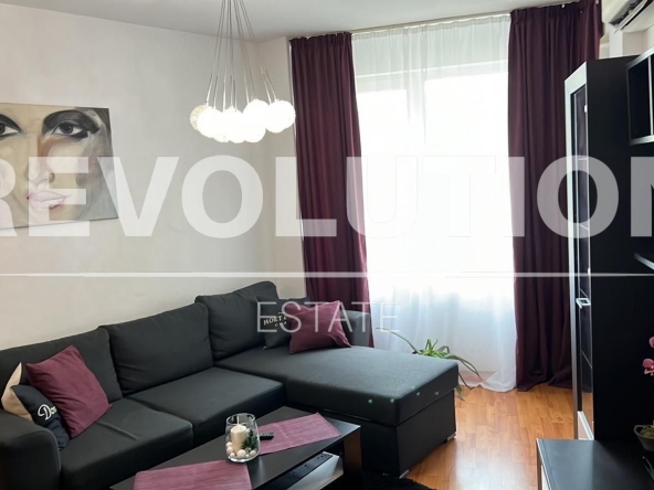 Дава се под наем Двустаен апартамент в к.к. Св.Св. Константин и Елена - 61 кв.м за 623.22 € - Снимка #1